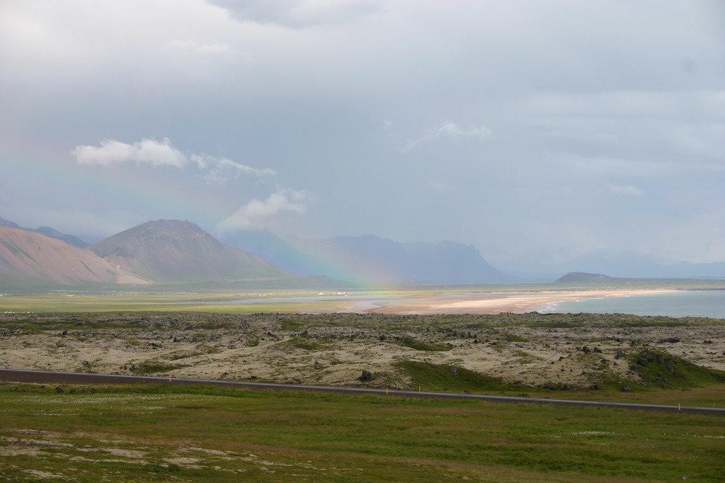 Nyugat-Izland|Színes homokos tengerpart, lávamaradványokkal